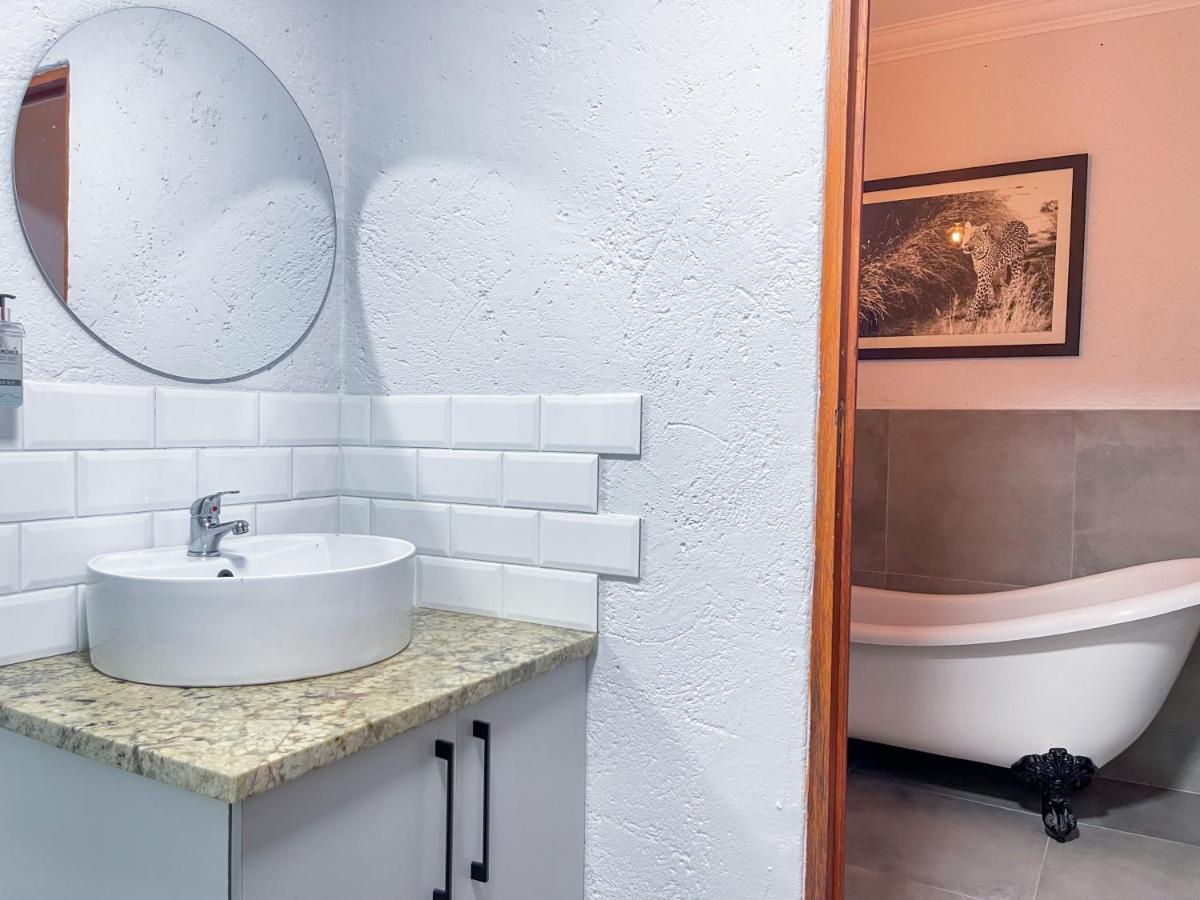 Amoris Guest House-Randburg Йоханнесбург Экстерьер фото